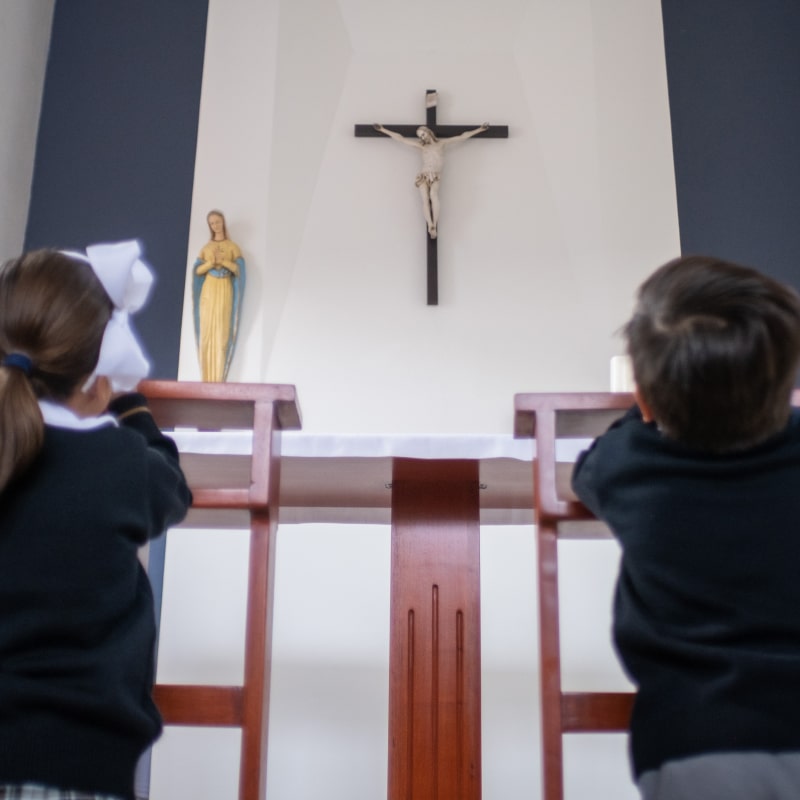 Alumnos en capilla de Kínder Grove