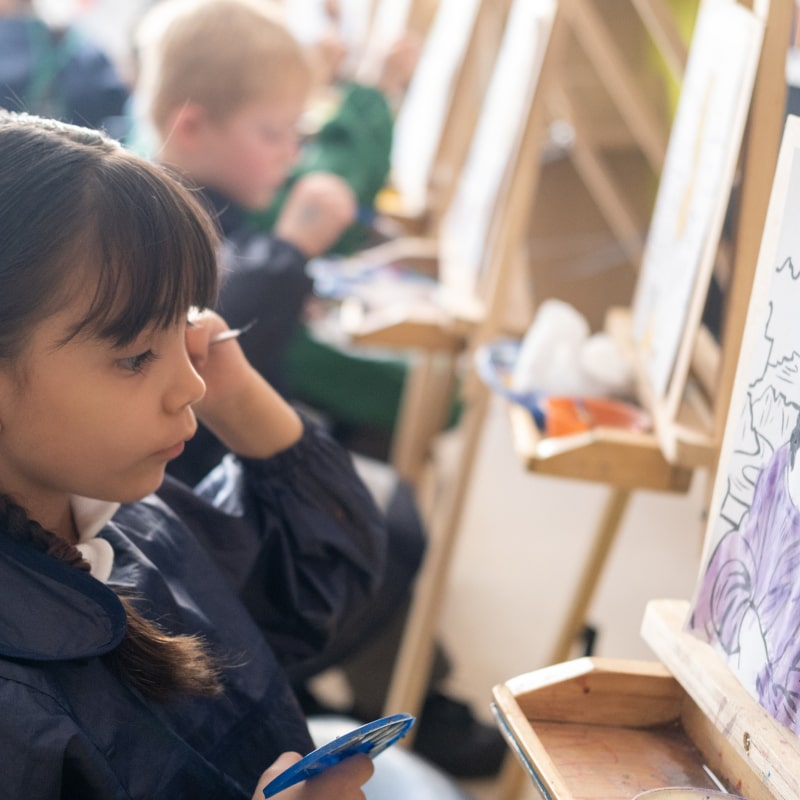 Alumna en taller de pintura