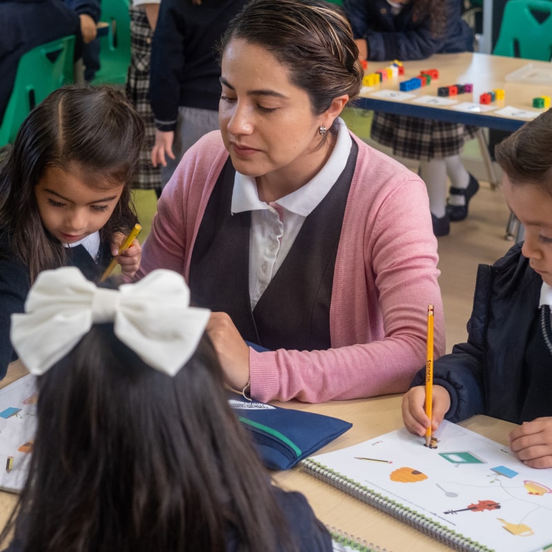 Maestra de Kínder Grove enseñando a sus alumnos