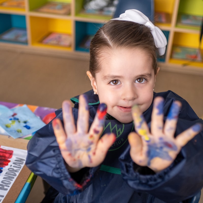 Alumna en taller de pintura