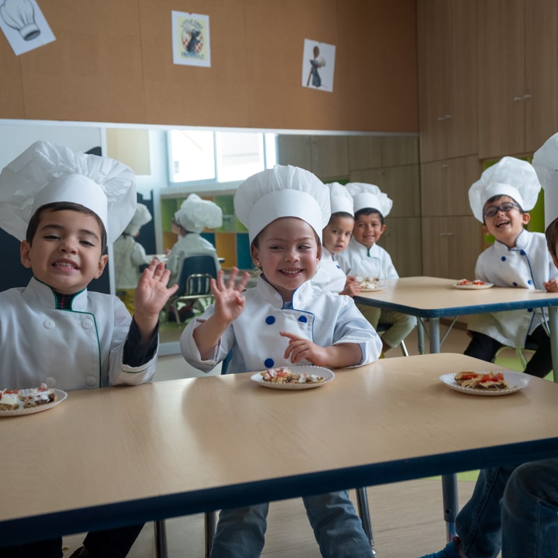 Alumnos de primaria en taller de cocina en Kínder Grove