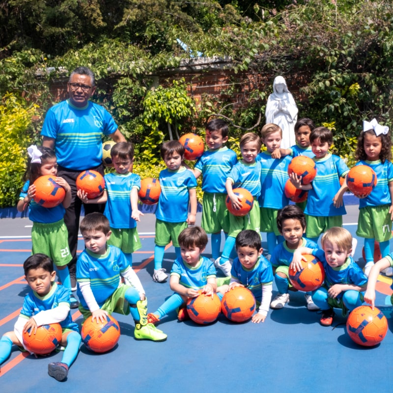 Taller de fútbol en Kínder Grove