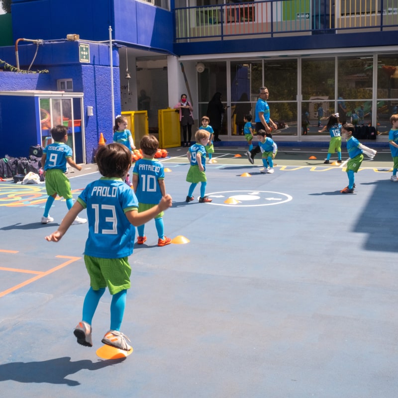 Alumnos de Kínder Grove entrenando