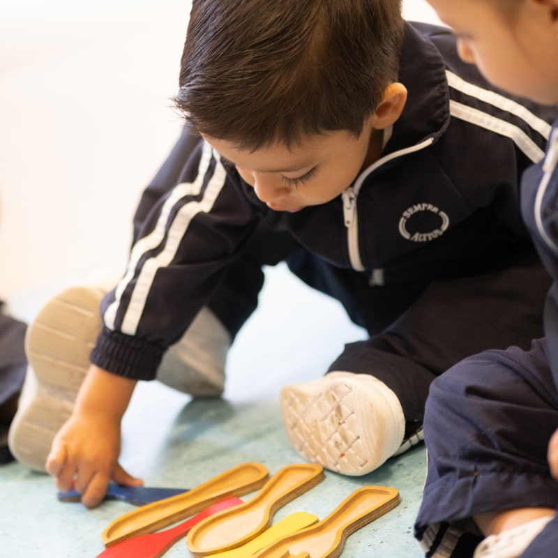 Alumno de presscolar en Kínder Grove aprendiendo