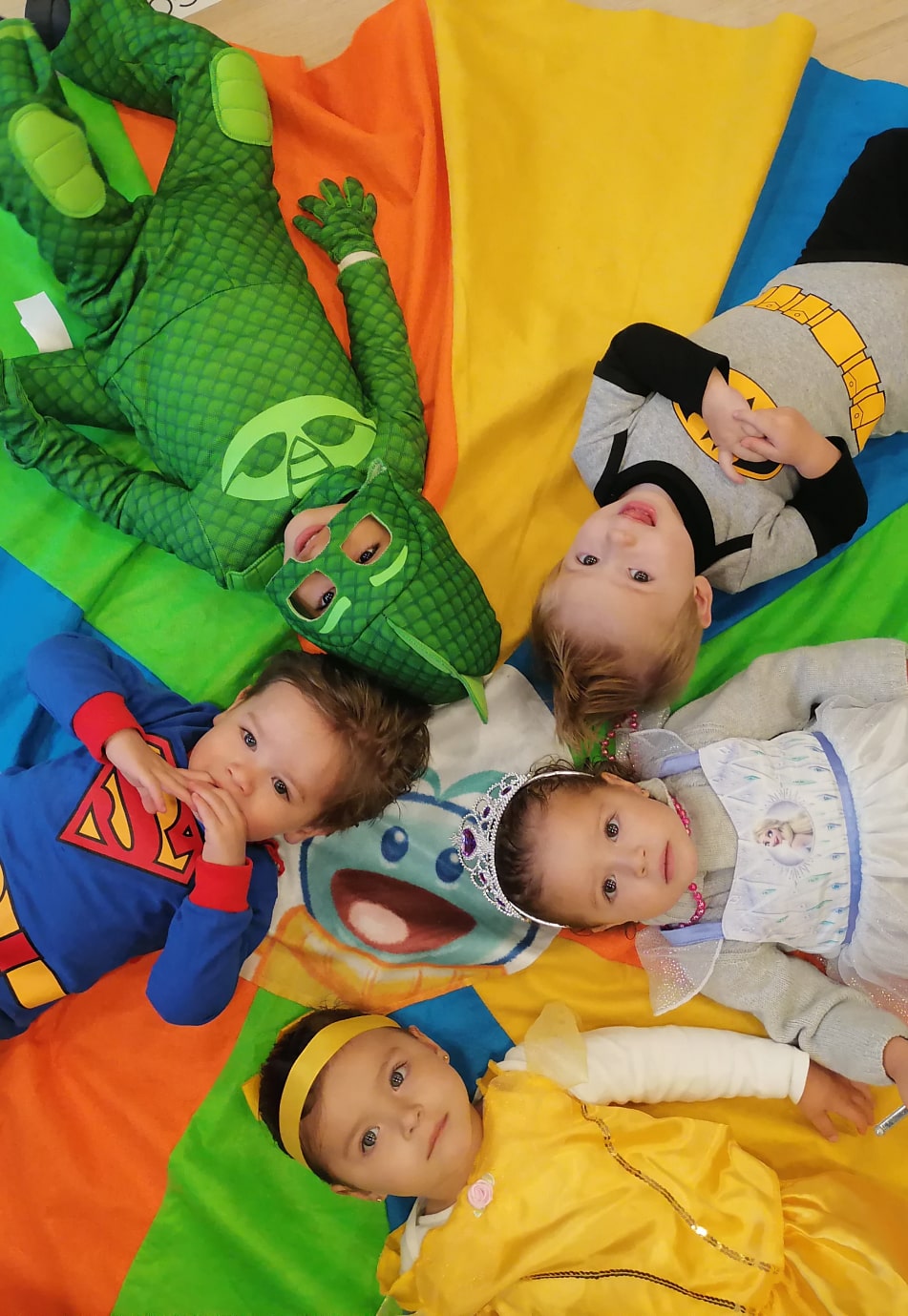 Alumnos participando en actividad de superhéroes en Kínder Grove